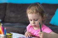 4岁多小孩自己喜欢写字该制止吗（怎样让4岁的孩子主动写字）