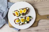 蛋黄胆固醇高一天吃几个鸡蛋好（胆固醇高每天一个鸡蛋能吃蛋黄吗）