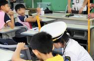 学生桌椅正确高度（学校的学生桌椅怎么调节高度）