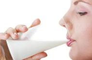 空肚子喝牛奶对正常人有影响吗（喝牛奶记住4个最佳时间）