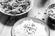 微波炉做豆子米饭教程（微波炉焖米饭的做法大全）