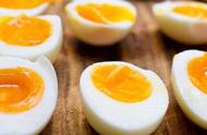 鸡蛋的蛋黄和蛋白哪个营养高（为啥医生不建议吃蛋黄）
