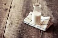 烹饪中的牛奶可以用奶粉代替吗（甜品中的纯牛奶可以用奶粉替代吗）