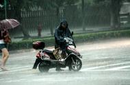 被雨水泡过的衣服能穿吗（被雨水淋过的衣服需要再洗一次吗）