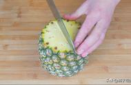 卖菠萝怎么削皮切成块（水果店削菠萝最简单的方法）