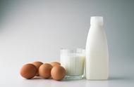 煮的鸡蛋能和纯牛奶一起喝吗（煮鸡蛋和牛奶能在一起吃吗）
