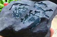 莫湾基原石切出满绿的皮壳表现（莫湾基赌石皮壳图解）