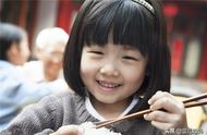 小孩不会用筷子怎么改正（四岁孩子不会用筷子应该怎么教）