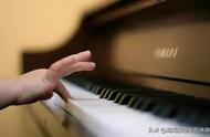 弹钢琴简单指法图（弹钢琴手法和指法）