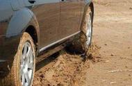 车辆陷入泥沙后怎么处理