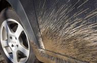 汽车轮胎沾了泥水怎么清理（轮胎上的泥巴需要及时清理吗）