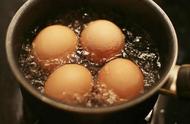 煮鸡蛋是开水还是冷水（正确的煮鸡蛋放多少水）