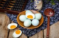 煮熟的咸鸭蛋常温下可以放多久（煮熟的咸鸭蛋可以放多少天）