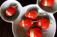 草莓跟香蕉用牙签做糖葫芦（自制香蕉草莓糖葫芦家常做法）