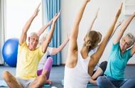 五十多岁女性练瑜伽好吗（55岁以上的女人适合练瑜伽吗）