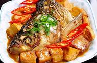 红烧鱼头豆腐汤家常做法（砂锅红烧鱼头炖豆腐汤的做法）