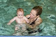 婴幼儿游泳有哪些好处（婴幼儿游泳对孩子有什么好处）