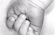 三个月宝宝握拳喜欢把大拇指握里（宝宝拇指内扣的原因）