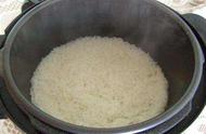 蒸锅蒸米饭是水开了蒸还是凉水蒸（隔水蒸米饭开水蒸还是凉水蒸）