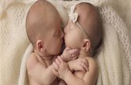 双胞胎怎么解决睡觉互相干扰（双胞胎睡觉互相干扰怎么解决）
