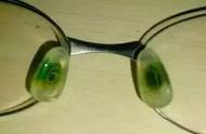 眼镜有绿色的东西怎么清洗干净（眼镜上有小绿点怎么清洗）