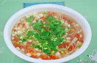 西红柿豆腐汤（西红柿豆腐汤金针菇做法）