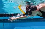 游泳怎么换气基本动作（游泳怎么换气和呼吸口诀）
