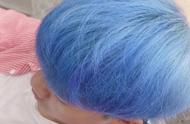 冰蓝色头发自己怎么染（怎样才能染出纯蓝色头发）