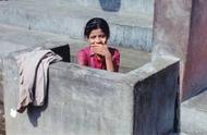 印度的女性如何去露天厕所（印度的厕所不分男女不会尴尬吗）