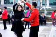40岁女人跳交谊舞怎么调节心态（五十岁的女人跳交谊舞是何心理）
