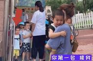 孩子在幼儿园早接好还是晚接（如何提醒家长按时接幼儿不要晚接）