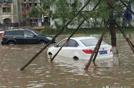 下雨天过积水路面注意事项（下雨天过积水路面注意事项视频）