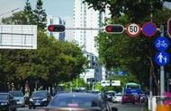 直行是红灯在右转车道能右转吗（直行是绿灯右转是红灯能右转吗）