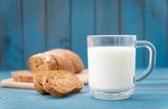 每天只喝脱脂牛奶可以减肥吗（早上喝脱脂牛奶有助于减肥吗）