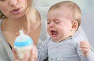 宝宝断奶怎么才能让他适应喝奶瓶（怎么给不愿意用奶瓶的宝宝断奶）
