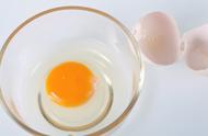 鸡蛋黄常吃有害吗（鸡蛋黄很黄能不能吃）