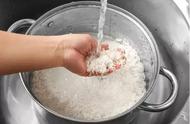 蒸米饭的时候一碗米应该放几碗水（如何蒸大米饭一碗米放几碗水）