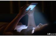 如何正确的在床上玩手机（床上怎么玩手机对身体最好）