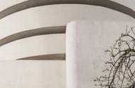 古根海姆博物馆正面圆柱形，毕尔巴鄂古根海姆博物馆
