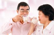 中老年喝牛奶对身体有没有好处（中老年人喝牛奶的好处与坏处）