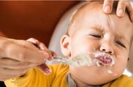 如何让两岁多宝宝独立吃饭（怎么培养2岁小孩独立吃饭）