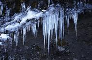 水结成冰温度是升高还是降低，冰化成水时温度升高还是降低
