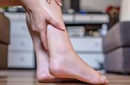 单侧脚踝肿可能是8种疾病的征兆（右脚踝肿是大病前兆）