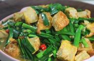 豆腐炖韭菜怎么做好吃的（豆腐煮韭菜的做法大全家常视频）