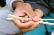如何引导孩子正确拿筷子（孩子拿筷子怎么纠正）