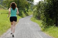 慢跑和快走哪个健身效果好（快走减肥的正确方法）