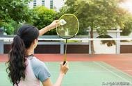 打羽毛球的正确姿势和标准动作（打羽毛球正确的姿势和方法）