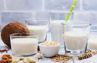 糖尿病人能不能天天喝脱脂牛奶（糖尿病人吃脱脂牛奶还是纯牛奶好）