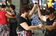 五十岁的女人可以跳交谊舞吗（五十多岁大妈跳交谊舞好吗）