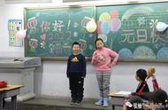 元旦晚会小学如何布置（元旦晚会如何布置教室视频）